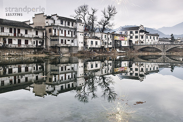 Spiegelbild von traditionellen Häusern und kahlen Bäumen am See  Lucun Village  Provinz Anhui  China