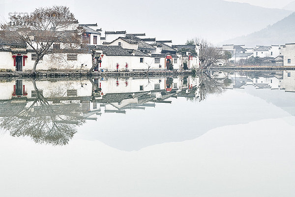 Spiegelbild traditioneller Häuser am See  Hongcun Village  Provinz Anhui  China