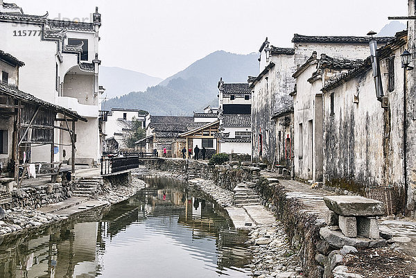 Traditionelle Häuser am Wasserweg  Hongcun Village  Provinz Anhui  China