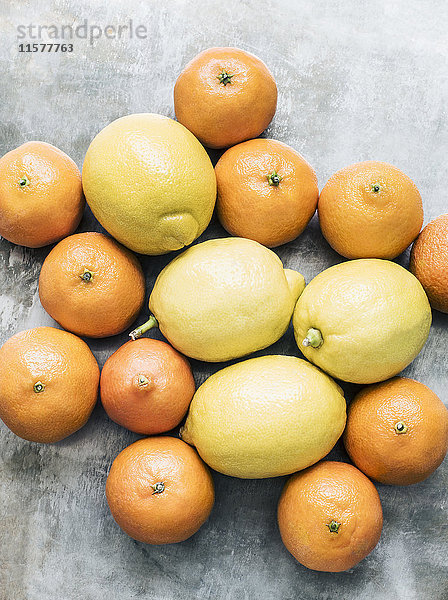 Studioaufnahme  Draufsicht auf Orangen und Zitronen