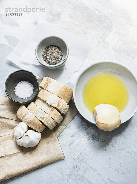 Studioaufnahme  Draufsicht auf geschnittenes Baguette und Schale mit Olivenöl