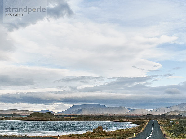 Ferne Berge und Landstraße am Myvatn-See  Island