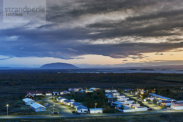 Blick auf das Dorf Reykjahlio in der Abenddämmerung  Island