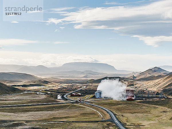 Landschaftsansicht mit geothermischem Kraftwerk in der Nähe des Viti-Kraters  Krafla  Island