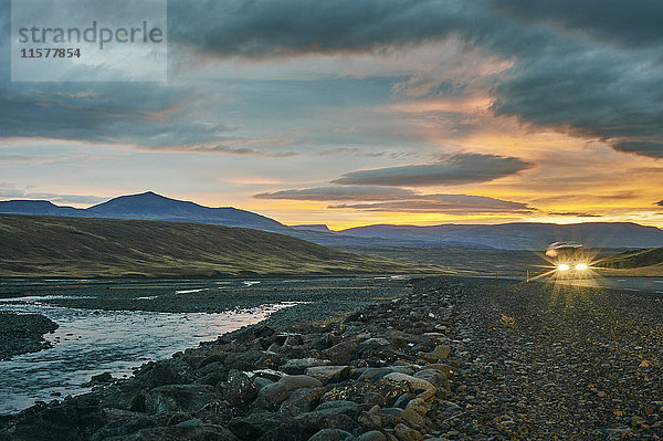 Autoscheinwerfer bei Sonnenuntergang  Myvatn-See  Island