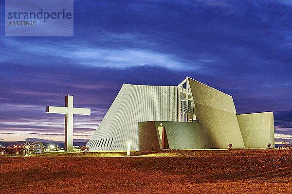 Moderne Kirche bei Nacht (so gestaltet  dass sie einem Vulkan ähnelt)  Blonduos  Island