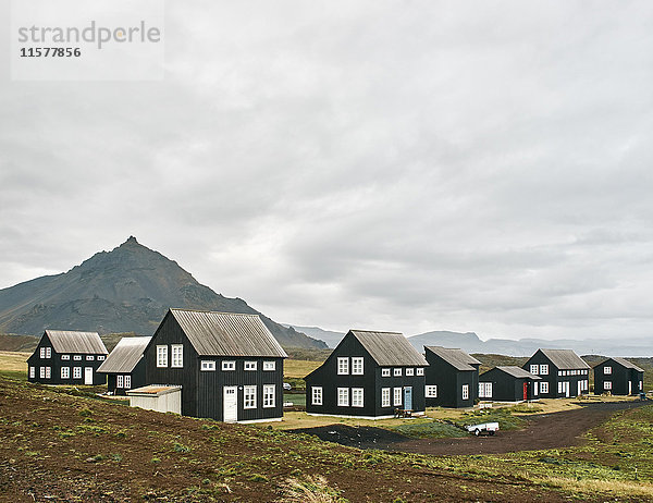 Landschaft mit traditionellen isländischen Häusern  Reykjavik  Island