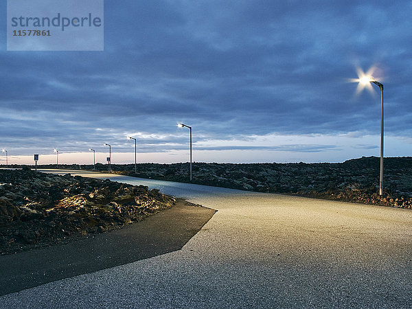 Straßen- und Straßenlaternen in der Abenddämmerung  Reykjavik  Island