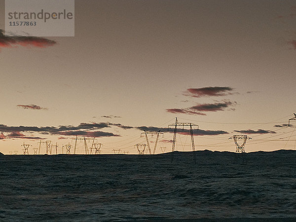 Elektrische Masten in der Landschaft in der Abenddämmerung  Reykjavik  Island