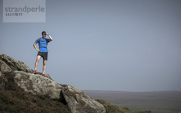 Männlicher Läufer  der von Stanage Edge  Peak District  Derbyshire  UK