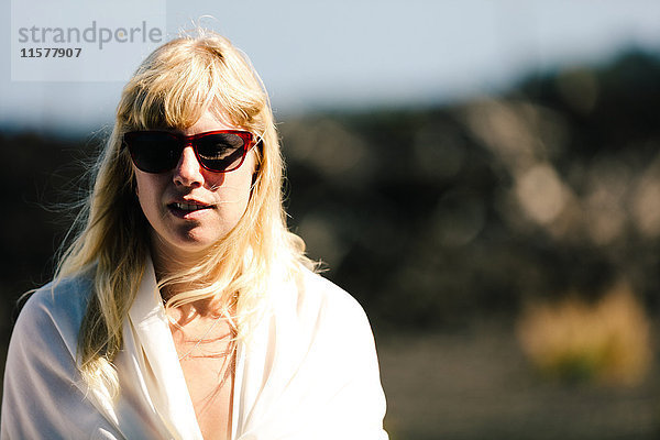 Bildnis einer Frau mit Sonnenbrille im Weinberg für den Sommerurlaub
