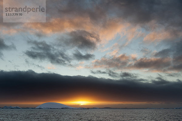 Sonnenuntergang über Eisbergen im Kanal von Lemaire  Antarktis