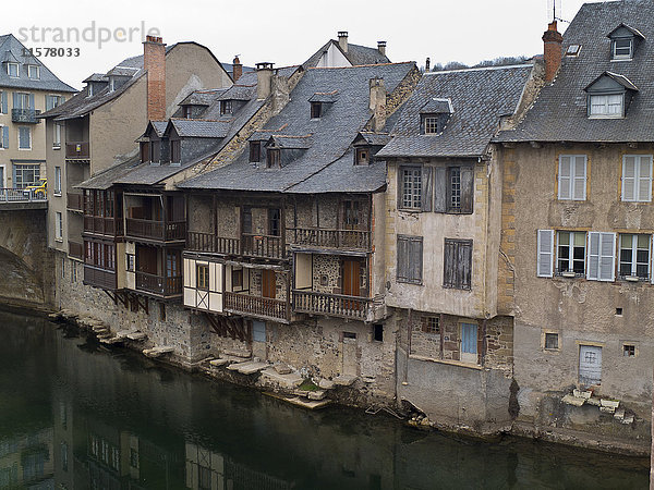 Frankreich  Okzitanien  Aveyron  Espalion  alte Häuser am Fluss Lot