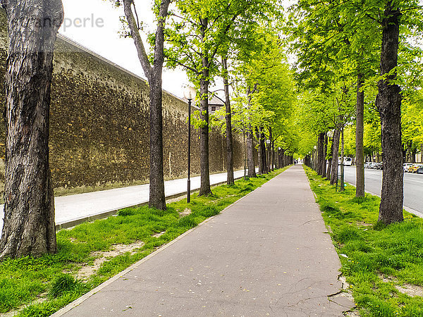 Frankreich  Paris  Mauer und Seitengasse entlang der Mauer des Gefängnisses La Santé