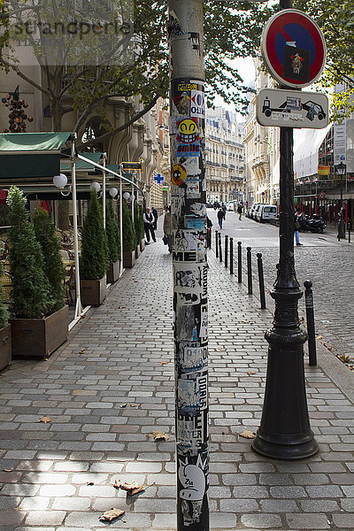 Frankreich  Paris  6. Bezirk  rue Danton  Verklebung eines Schildes