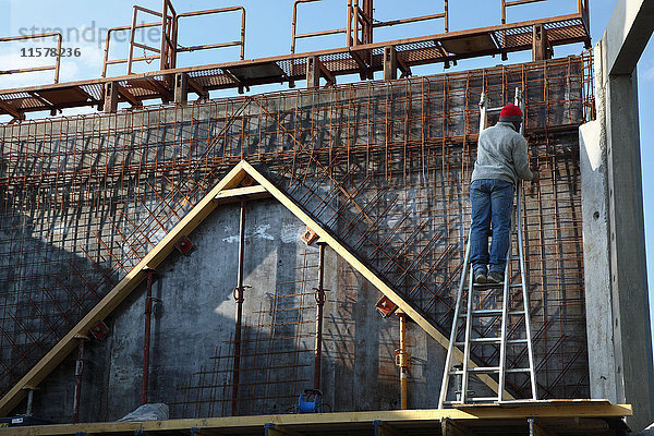 Frankreich  Hausbau  Erhöhung der Hausmauern. Sicherheit auf einem Gerüst/Waage. Einbau eines Eisengerüstes für den Bau einer Betonmauer
