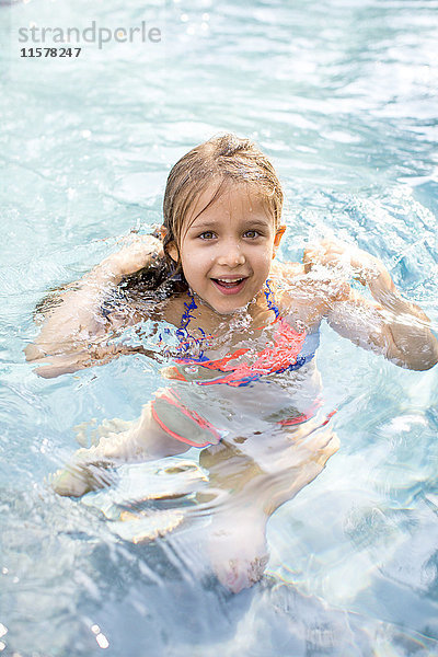 Porträt eines Mädchens beim Wassertreten im Freibad