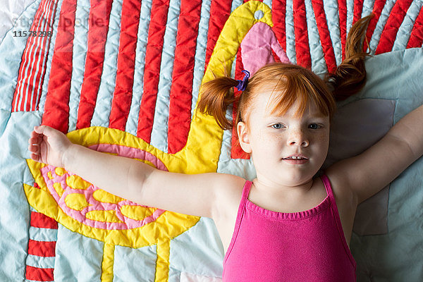 Bildnis eines jungen Mädchens auf einer Decke liegend