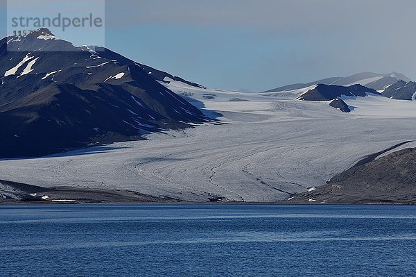 Arktis  Spitsberg  am Westufer des Trygghamna-Fjords