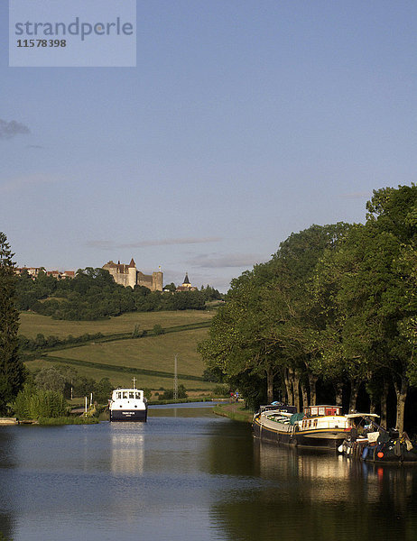 Europa  Frankreich  Mittel-Ost-Frankreich  Burgund-Kanal von der Kirche Sainte Sabine  Berg  Chateauneuf