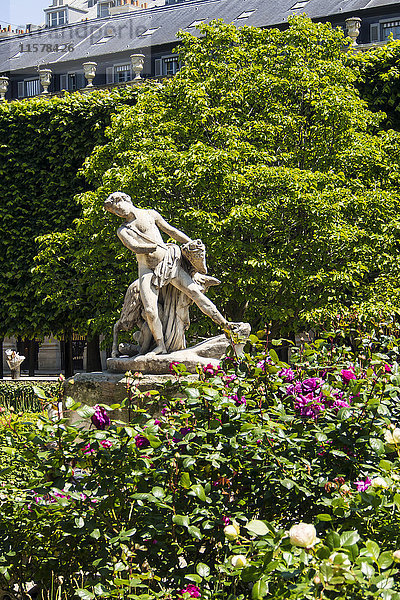 Frankreich  Paris  1er  Skulptur im Garten des Palais Royal;''.