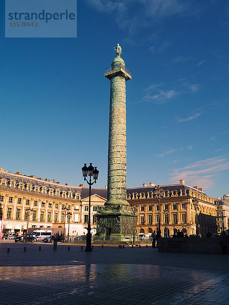 Paris 75001  Place Vendome und die Säule im Zentrum mit Napoleon  Architekt Jules Hardouin-Mansart.