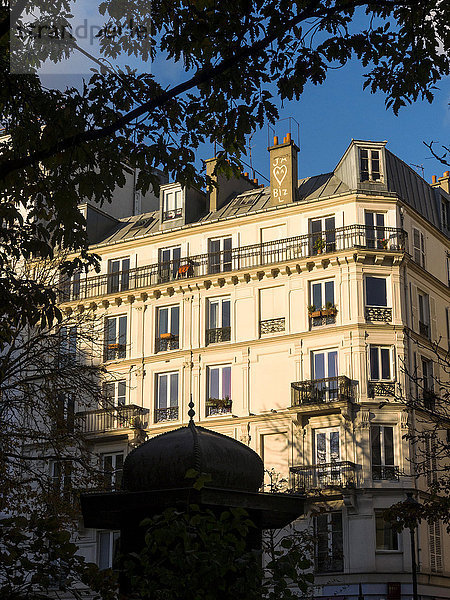 Frankreich  Paris  Pigalle  Gebäudefront an einem Platz an der Ecke der Rue de Douai