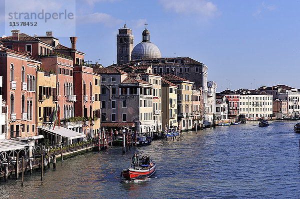 Italien  Venedig  la ''Serenissima''  Blick auf den Canal Grande von der Ponte degli Scalzi. Kirche San Geremia im Hintergrund'.