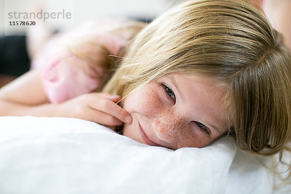 Bildnis eines auf dem Bett liegenden Mädchens mit Sommersprossen