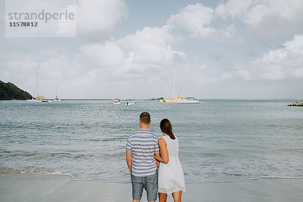 Paar stehend  Blick aufs Meer  Rückansicht  Saint Martin  Karibik