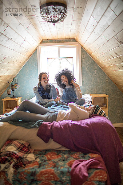 Drei Freundinnen  entspannen im Schlafzimmer  lachend