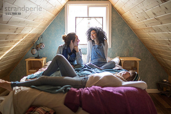 Drei Freundinnen  die sich im Schlafzimmer entspannen.