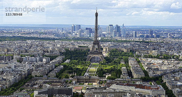 Frankreich  Paris  Luft- und Panoramablick auf Paris  Eiffelturm vor den Türmen von La Défense.