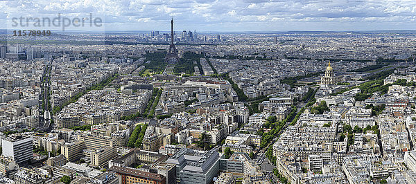 Frankreich  Paris  Luft- und Panoramablick auf Paris  Eiffelturm vor den Türmen von La Défense. Rechts: Les Invalides und seine goldene Kuppel