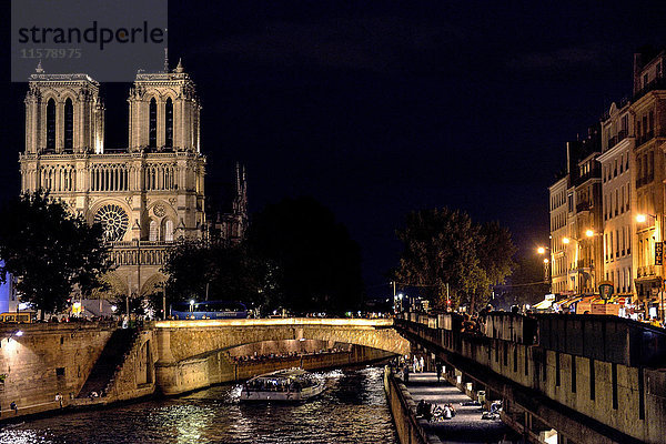 Frankreich  Paris  Nachtansicht der Kathedrale Notre-Dame und der Seine-Ufer