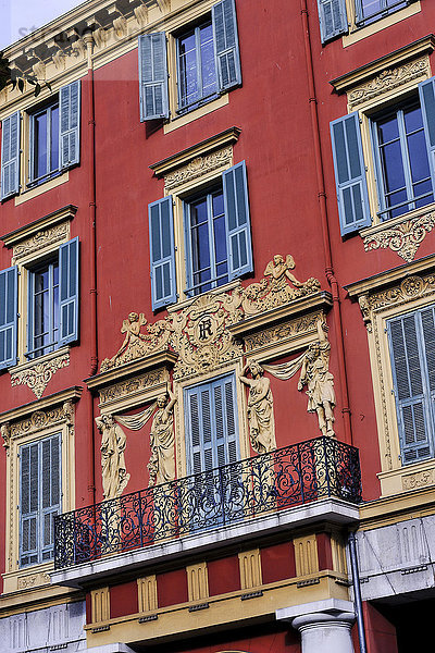 Frankreich  Südostfrankreich  Nizza  Fassade des Rathauses  Balkon und Basrelief