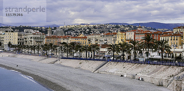 Frankreich  Südostfrankreich  Nizza  Luftaufnahme der Stadt  Küste und Promenade des Anglais  Kieselstrand