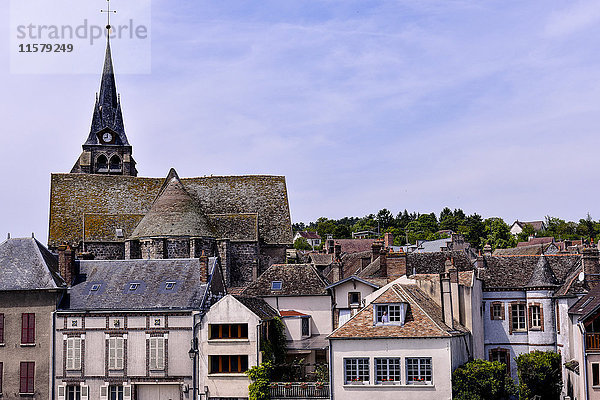 Frankreich  Center France  Burgundi  Pont-sur-Yonne  entlang der Yonne  Kirchenglocke und Kirchendach