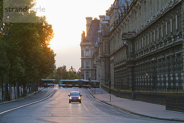 Frankreich  Paris  Quai Francois Mitterrand am Südflügel des Louvre  abends
