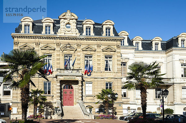 Frankreich  Vororte von Paris  Saint Cloud  Rathaus und Palmen