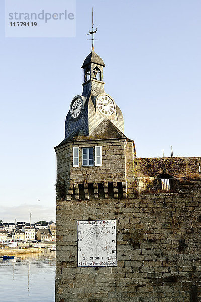 Frankreich  Nordwestfrankreich  Bretagne  Concarneau  Turm der Stadtmauer  Uhr und Wetterfahne
