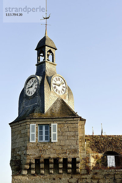 Frankreich  Nordwestfrankreich  Bretagne  Concarneau  Turm der Stadtmauer  Uhr und Wetterfahne