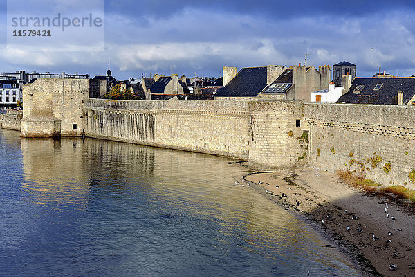 Frankreich  Nordwestfrankreich  Bretagne  Concarneau  ehemalige Zinnen zum Schutz der ummauerten Stadt