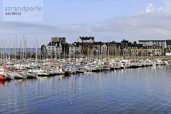 Frankreich  Nordwestfrankreich  Bretagne  Concarneau  Yachthafen außerhalb der Zinnen