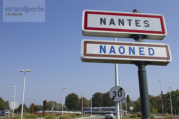 Frankreich  Nantes  Straßenschilder in Französisch und Bretonisch.