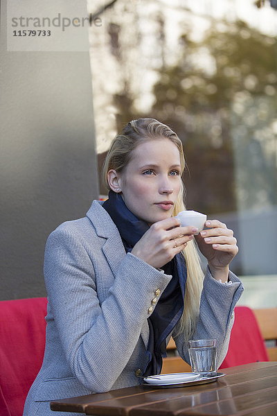 Nachdenklich hübsche Frau bei einer Tasse Kaffee im Stadtzentrum