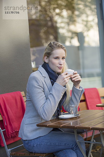 Nachdenklich hübsche Frau bei einer Tasse Kaffee im Stadtzentrum