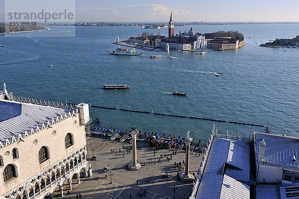 Italien  Venedig  la ''Serenissima''  Luftaufnahme der Dächer von Venedig vom Campanile San Marco aus. Die Insel San Giorgio Maggiore im Hintergrund'.