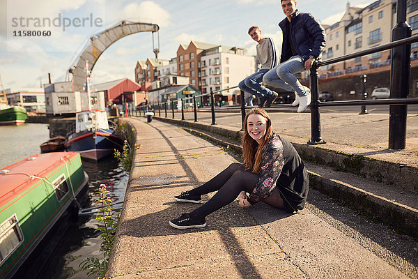 Porträt von drei Freunden am Fluss sitzend  Bristol  UK