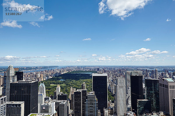 Erhöhte Ansicht des Stadtbildes von Wolkenkratzern und Central Park  New York City  USA